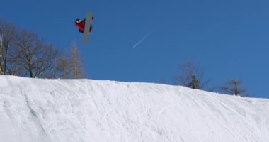 Dağlarda snowboardçu.