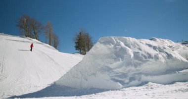 Dağlarda snowboardçu.