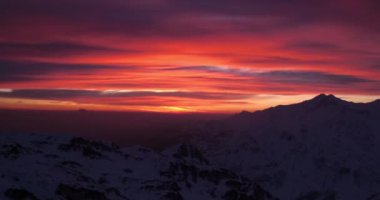 Karlı dağlarda inanılmaz bir gün batımı