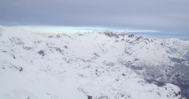 Karlı dağların güzel hava manzarası