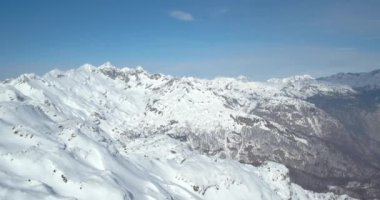 Karlı dağların güzel hava manzarası