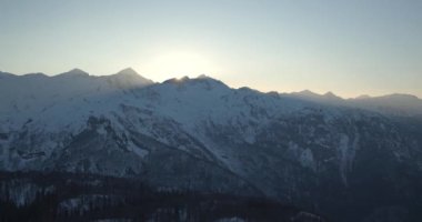 Karlı dağlarda inanılmaz bir gün batımı