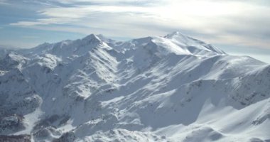 Karlı dağların güzel hava manzarası