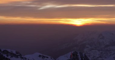 Karlı dağlarda inanılmaz bir gün batımı