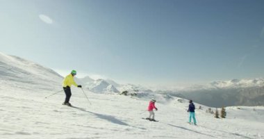İnsanlar dağlarda kayak yapıyor.