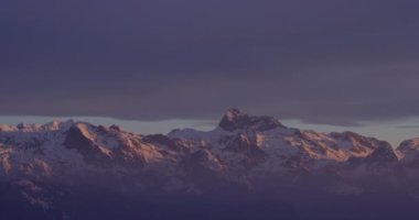 Karlı dağlarda inanılmaz bir gün batımı