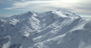 Karlı dağların güzel hava manzarası