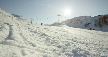 Karlı dağlarda kayak yapan adam ve kadın
