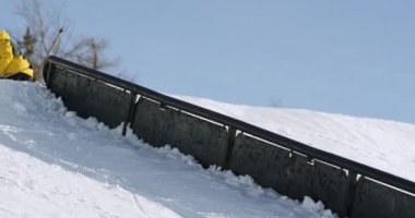 Dağlarda kayan bir adam.