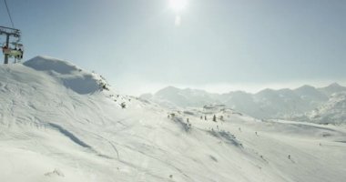 Dağlarda kayak kaldırma, muhteşem tatil köyü manzarası