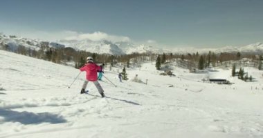 İnsanlar dağlarda kayak yapıyor.