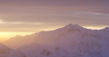 Karlı dağlarda inanılmaz bir gün batımı