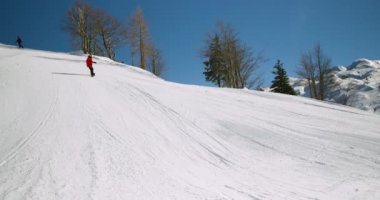 Dağlarda snowboardçu.