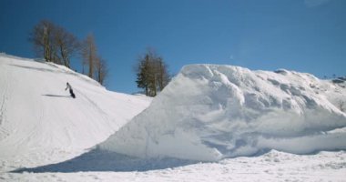 Dağlarda snowboardçu.