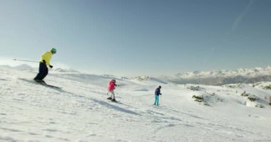 İnsanlar dağlarda kayak yapıyor.