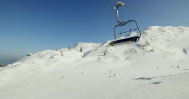 Dağlarda kayak kaldırma, muhteşem tatil köyü manzarası