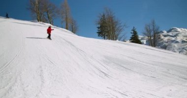 Dağlarda snowboardçu.
