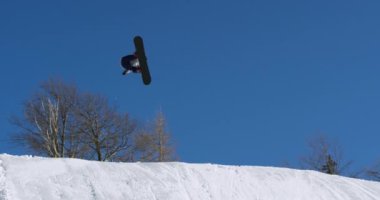 Dağlarda snowboardçu.