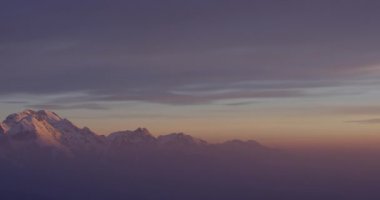 Karlı dağlarda inanılmaz bir gün batımı