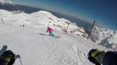 Karlı dağlarda kayak yapan adam ve kadın