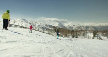 İnsanlar dağlarda kayak yapıyor.