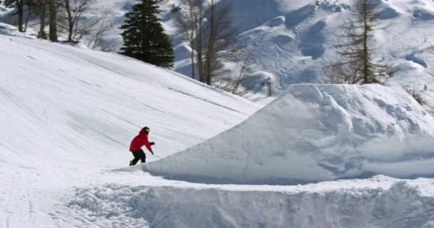 Snowboarder Homem Nas Montanhas — Vídeo de Stock