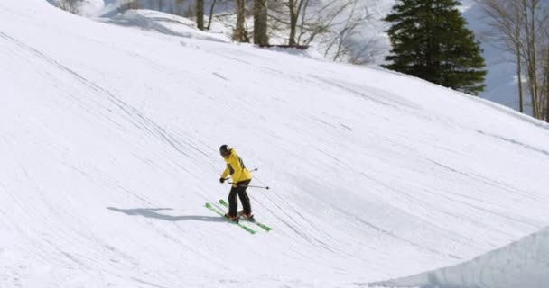 Homme Ski Dans Les Montagnes Enneigées — Video