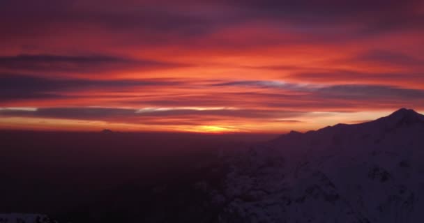 Schöner Sonnenuntergang Über Den Bergen — Stockvideo