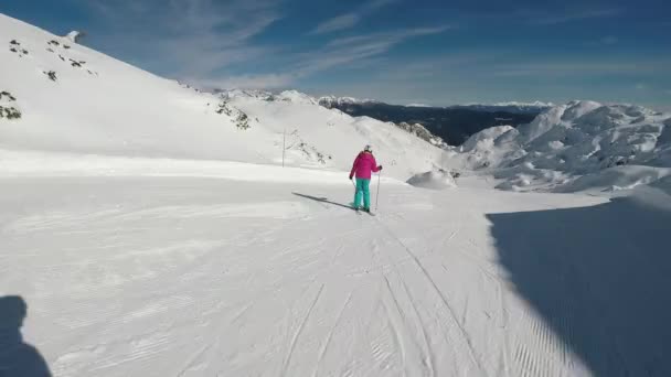 Hombre Mujer Esquiando Las Montañas Nevadas — Vídeo de stock