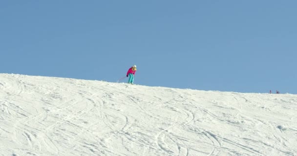 Mulher Esquiando Neve — Vídeo de Stock