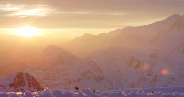Fantastisk Solnedgång Snöiga Berg — Stockvideo