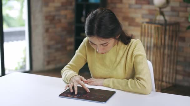 Mladá žena doma pomocí digitálních tablet — Stock video