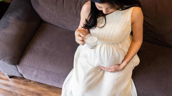 Mujer embarazada con taza de leche —  Fotos de Stock