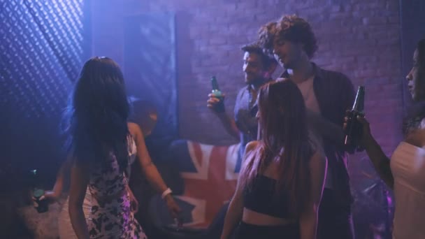 Mladí lidé tančí v nočním klubu — Stock video