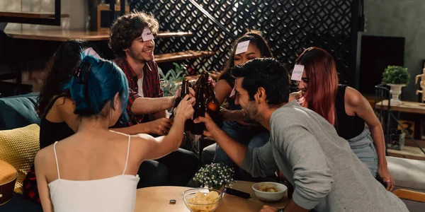 Diverso grupo de jóvenes festejando y brindando por una bebida en la casa disfrutando de la vida nocturna —  Fotos de Stock