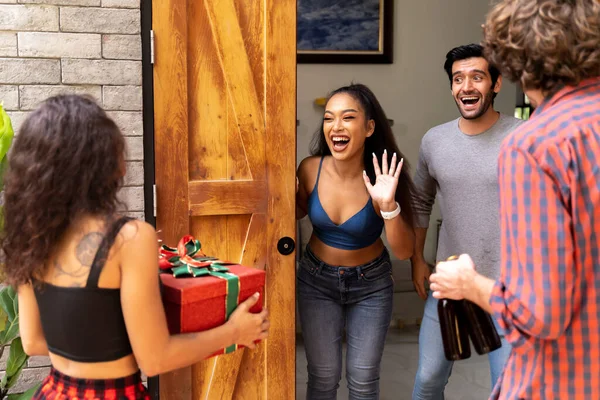 Yılbaşı partisinde birkaç hoş geldin misafiri.