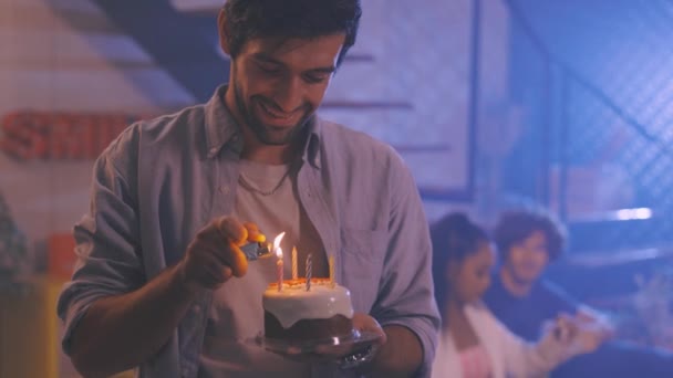 Uomo che accende candele su cupcake — Video Stock