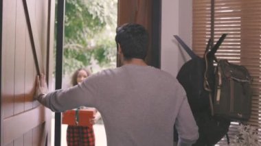 Misafirlerimizi evlerine buyur ediyoruz.