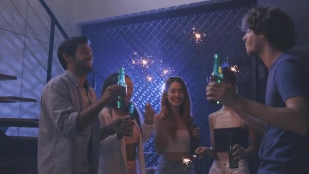 Grupo diverso de jovens e pessoas na moda festejando e bebendo na casa desfrutando da vida noturna — Vídeo de Stock