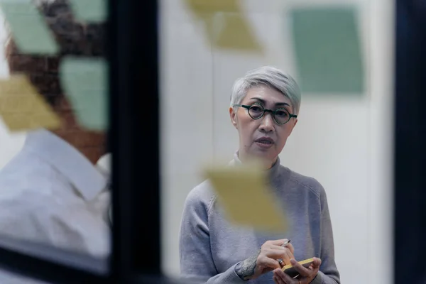 Senior Asian manager brainstorming nella sala riunioni — Foto Stock