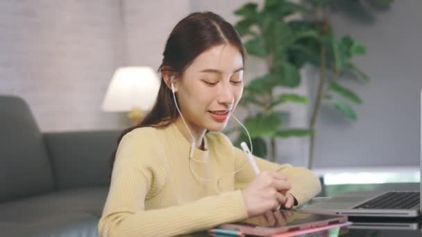 Businesswoman on video call taking notes — Stock Video