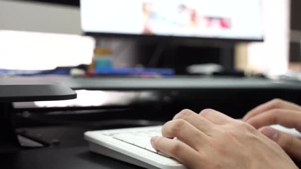 Mano del hombre escribiendo en el teclado de la PC sobre fondo borroso — Vídeo de stock