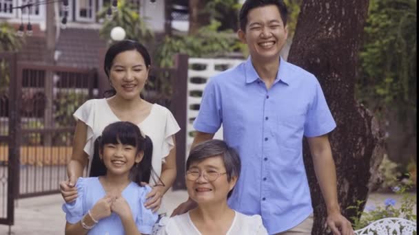 Asijské multigenerační rodina dívá na kameru a usmívá se doma — Stock video