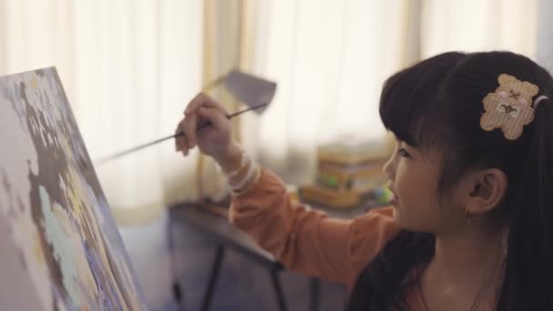 Ασιατική ζωγραφική κορίτσι σε καμβά στο σπίτι — Αρχείο Βίντεο