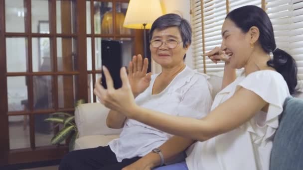 Asiática madre e hija haciendo videollamada — Vídeos de Stock