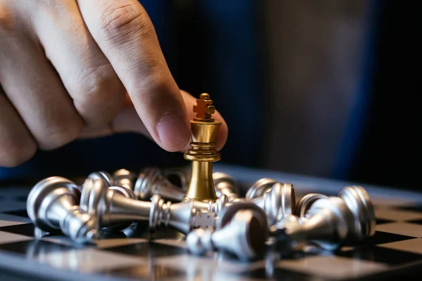 Close Shot Van Handen Van Onherkenbaar Zakenman Houden Twee Koningen — Stockfoto