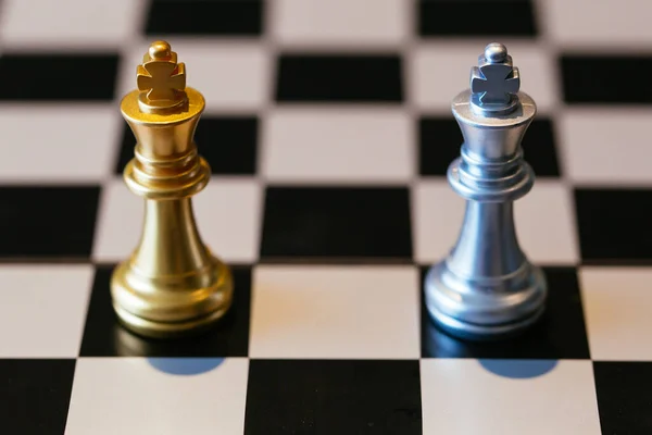 Uzavřít Záběr Zlatých Stříbrných Šachových Králů Umístěných Proti Sobě Šachovnici — Stock fotografie