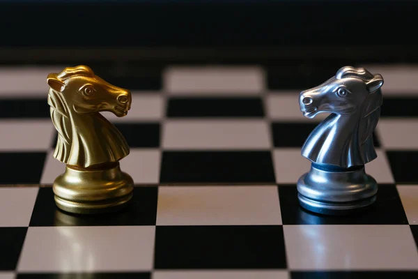 Крупним Планом Золотий Срібний Кінь Розміщує Один Проти Одного Шахівниці — стокове фото