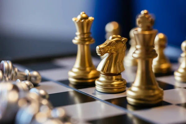 Zlatý Rytíř Umístil Proti Mnoha Stříbrným Šachovým Figurům Šachovnici Obchodníkem — Stock fotografie