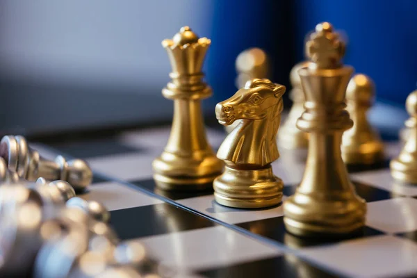 Gouden Ridder Die Tegen Vele Zilveren Schaak Stukken Schaakbord Met — Stockfoto